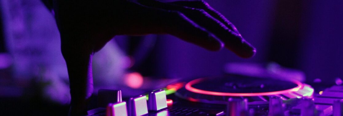 jaki wybrać kod pkd dla obsługi muzycznej imprez jako dj w 2025 roku?