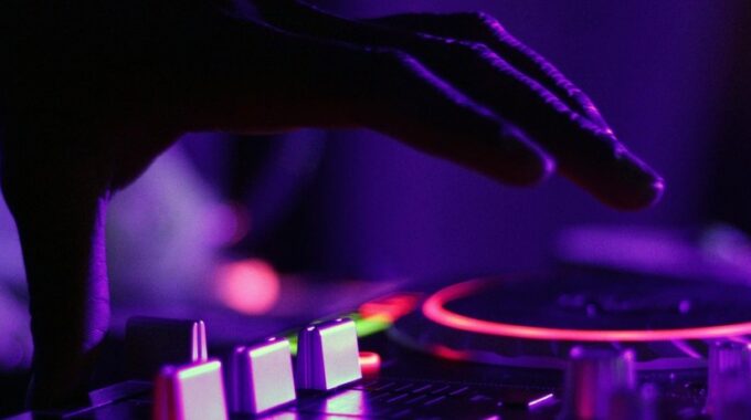 jaki wybrać kod pkd dla obsługi muzycznej imprez jako dj w 2025 roku?