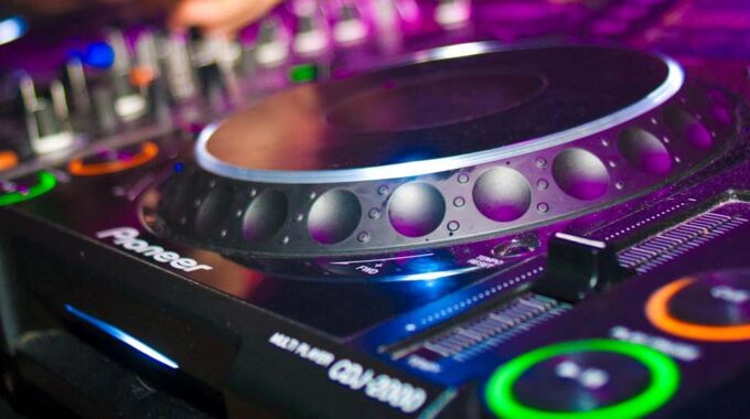 czy dj musi posiadać licencje, certyfikat?